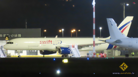 Boeing 757-223(SF)